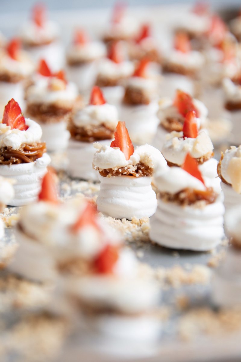 Mini meringues with dulce de leche and strawberry