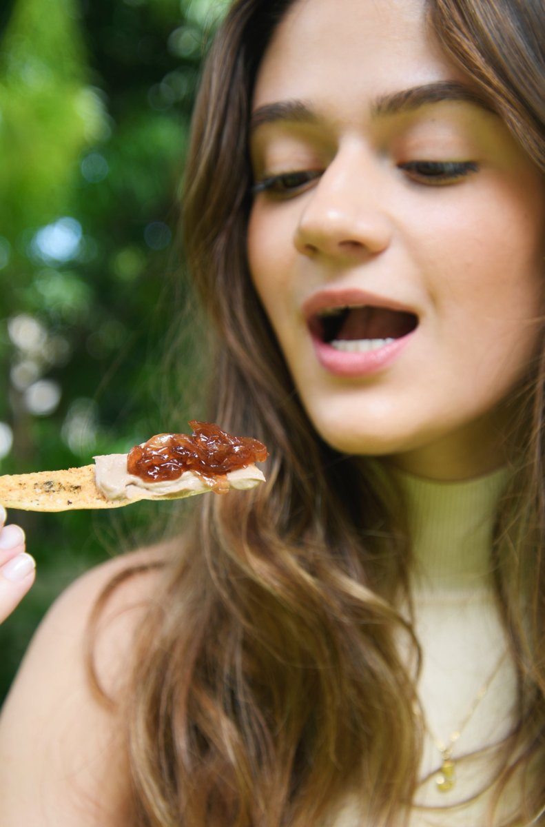 Cracker with pâté and caramelized onion