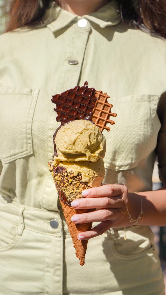 Pistachio cone with chocolate
