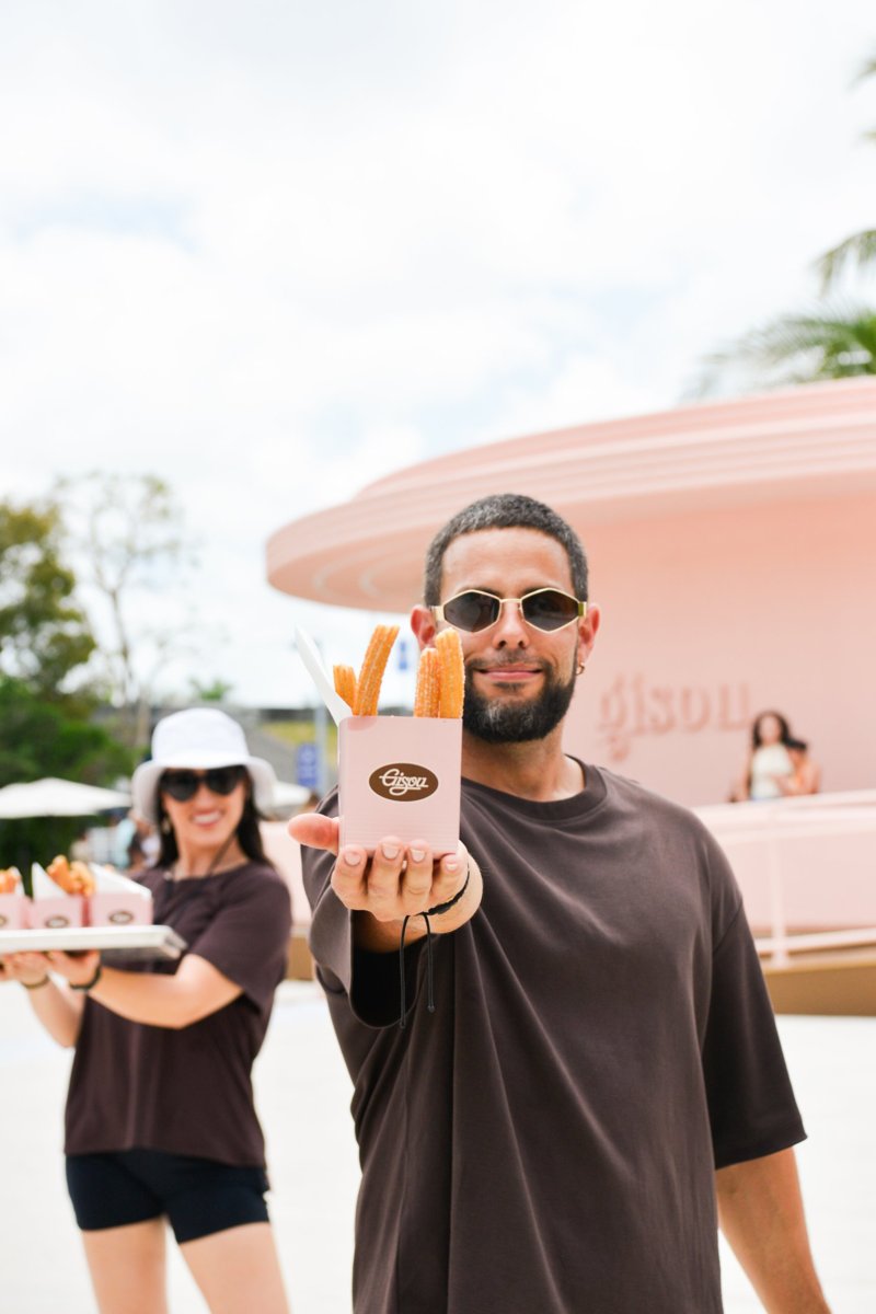 Gisou churros in a pink box